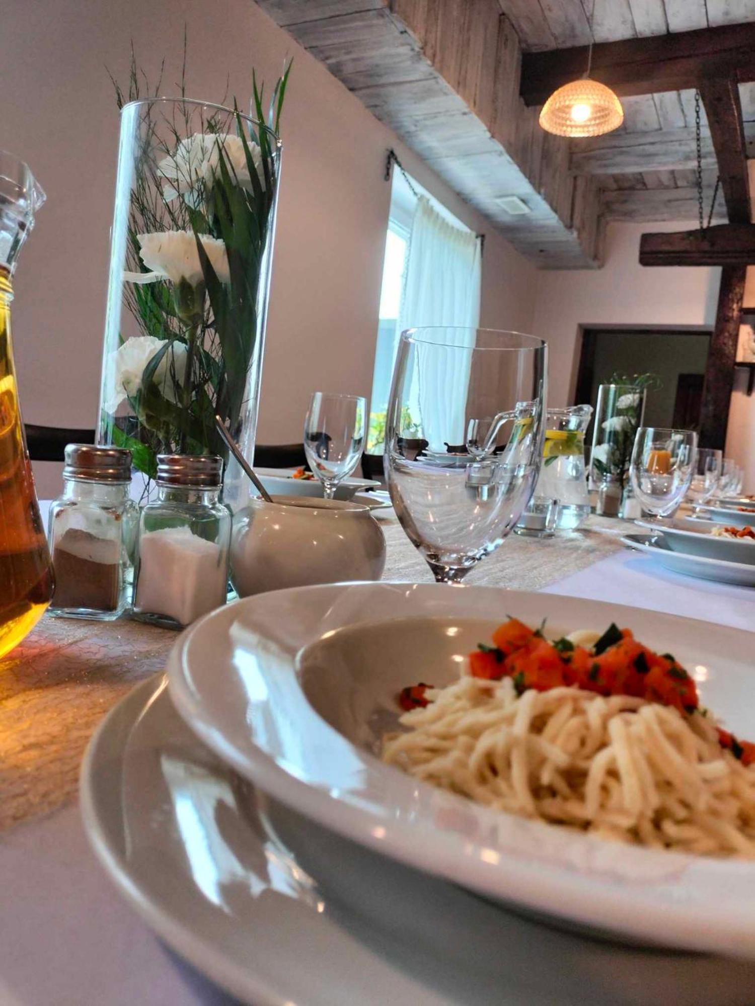 Kamienica Pokoje & Restauracja 오팔레니카 외부 사진